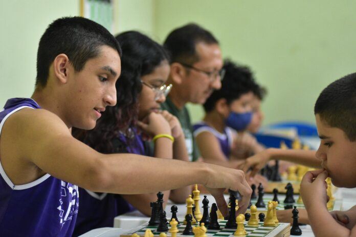 Sedel oferece aulas de xadrez para crianças e adolescentes em Manaus