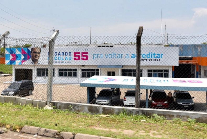 A juíza da Propaganda nas Eleições 2020, Mônica Cristina Raposo do Carmo, mandou, nesta quarta-feira, 7, o candidato a prefeito de Manaus Ricardo Nicolau (PSD) retirar uma placa de aproximadamente 15 metros de comprimento por 3 metros de altura contendo propaganda eleitoral