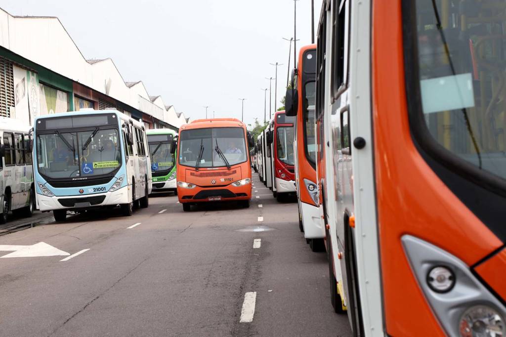 Prefeito de Manaus propõe ônibus gratuito no domingo