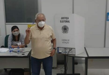 Amazonino simplesmente esqueceu o número do seu candidato a vereador e precisou de ajuda de assessores para finalizar seu voto.