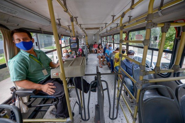 uso-de-mascaras-nos-onibus-alex-pazuello Candidatos de Manaus dizem o que pretendem fazer para melhorar transporte público