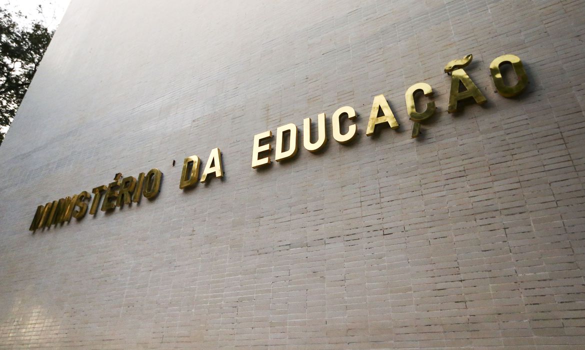 MEC autoriza aulas remotas até dezembro de 2021