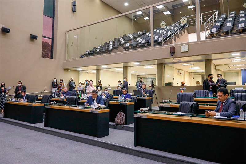 Deputados do AM aprovaram, na tarde desta quinta-feira, 3, uma PEC que autoriza que a eleição da Mesa Diretora da ALE na tarde de hoje.