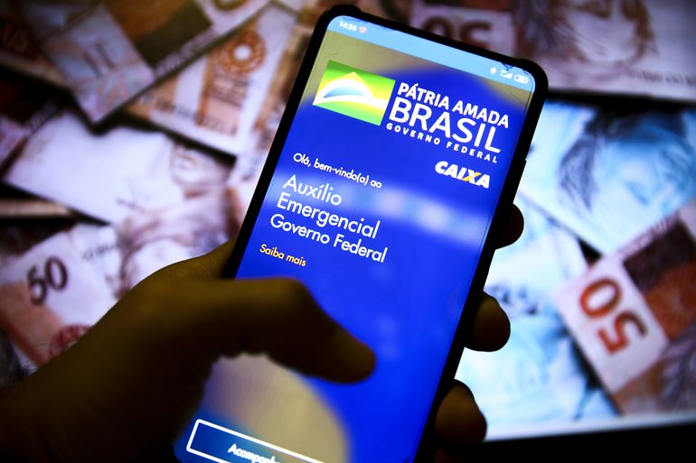 O governo federal deve enviar, ainda este mês, mensagens de celular a 2,6 milhões de pessoas que receberam auxílio emergencial sem ter direito ao benefício.