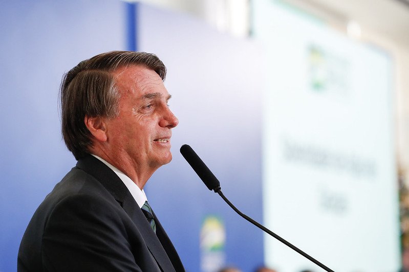 Jair Bolsonaro afirmou que as ações do governo brasileiro durante a pandemia são referência para outros países e que não faltaram recursos e equipamentos.