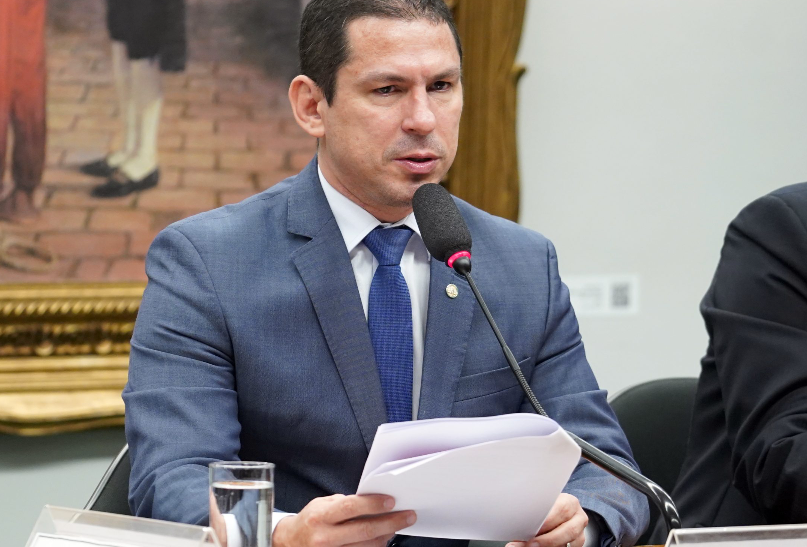 Marcelo Ramos (PL), apresentou o projeto de lei que obriga, no comércio de telefonia móvel, o fornecedor a incluir bateria, fone de ouvido e carregador.