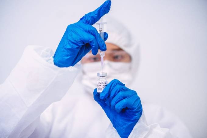 A Covid-19 segue contaminando e matando milhares de pessoas em todo o mundo. Pela gravidade da pandemia, o cenário deve ser de cuidado permanente.