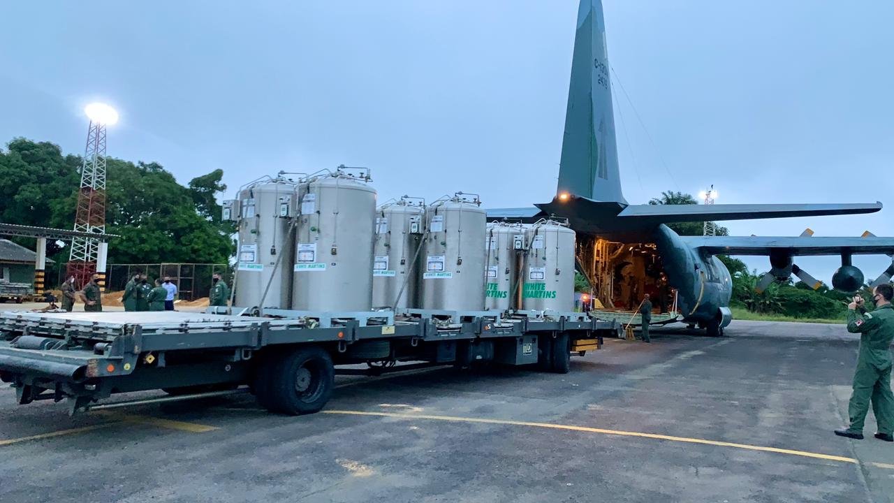 Dois aviões da Força Aérea Brasileira (FAB) carregados com cilindros de oxigênio chegaram a Manaus no início da madrugada desta sexta-feira (15).
