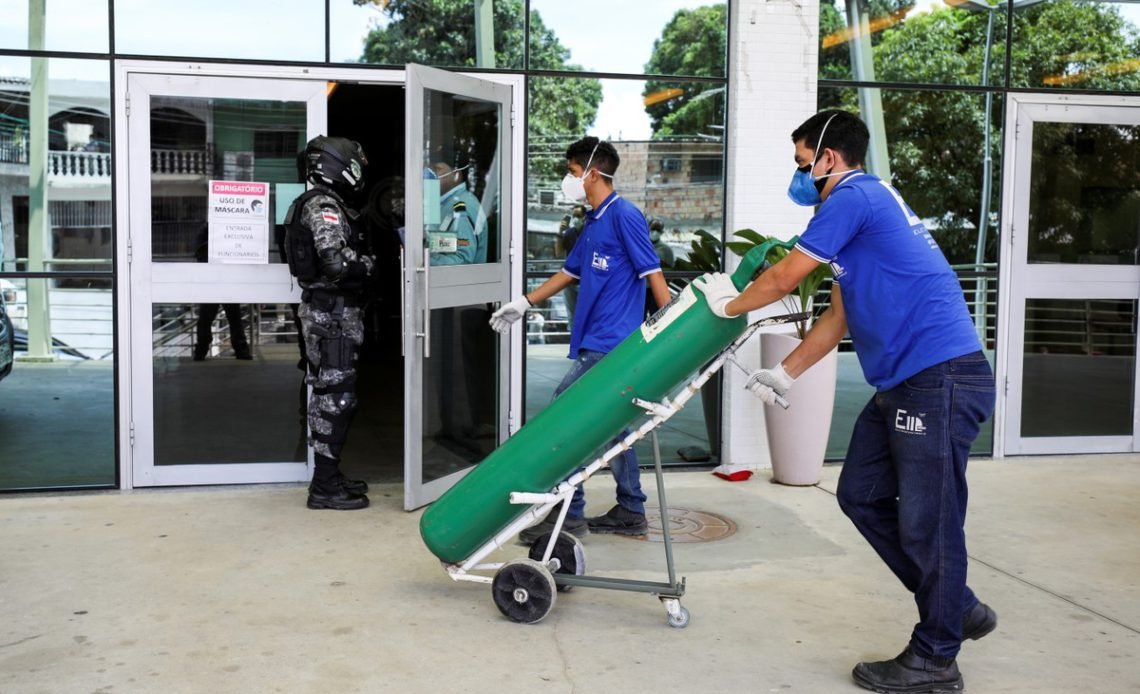 A White Martins, principal fornecedora de oxigênio para o Am, informou que atua para viabilizar a importação do produto da Venezuela para suprir demanda.