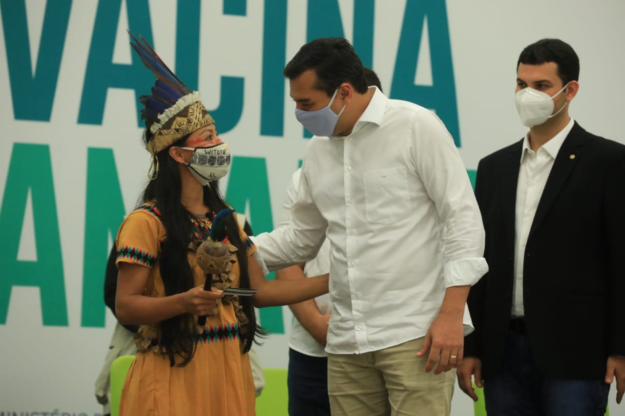 O governador Wilson Lima abriu oficialmente, na noite desta segunda-feira (18/01), a campanha de vacinação contra Covid-19 em todo o Estado.