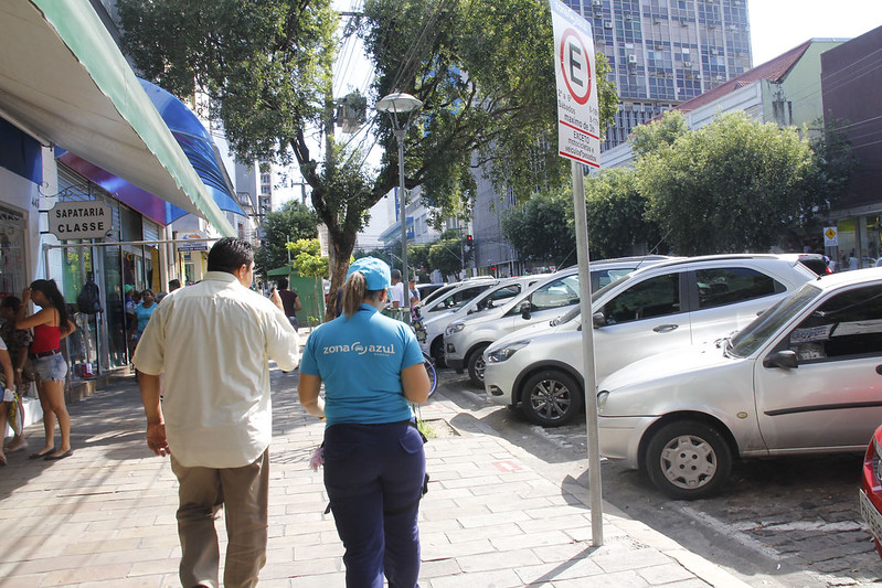 O prefeito David Almeida determinou a ampliação do tempo de permanência de veículos no estacionamento Zona Azul, de 3 para 6 horas.