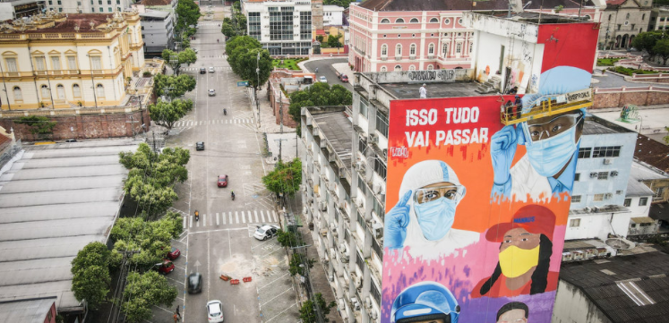 Quatro personagens começaram a estampar a lateral de um prédio em homenagem aos profissionais que atuam na linha de frente contra a Covid-19.