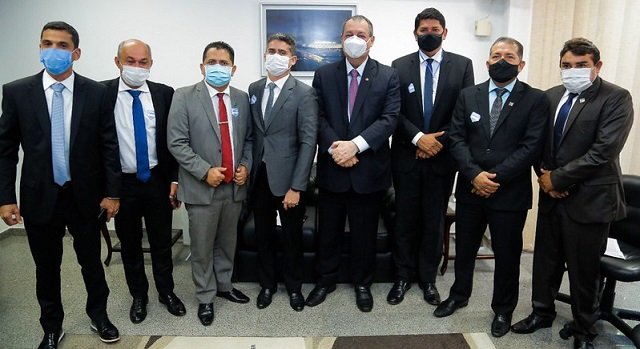 O prefeito de Manaus, David Almeida, garantiu R$ 50 mi para a construção de habitações populares na capital, recurso oriundo de emendas direcionadas pela bancada federal do Amazonas.