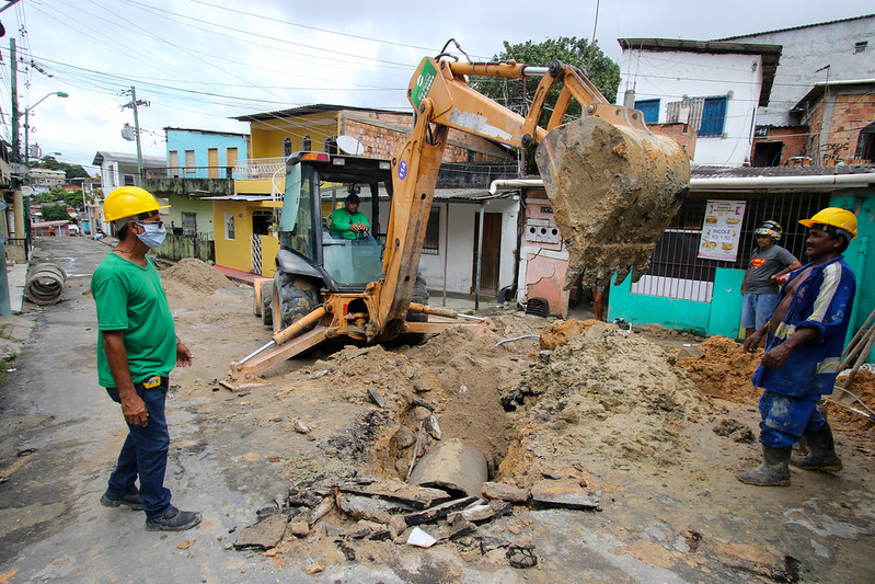 Os moradores do beco Tiradentes, localizado no bairro Japiim, começaram a receber os serviços de recuperação da rede de drenagem.