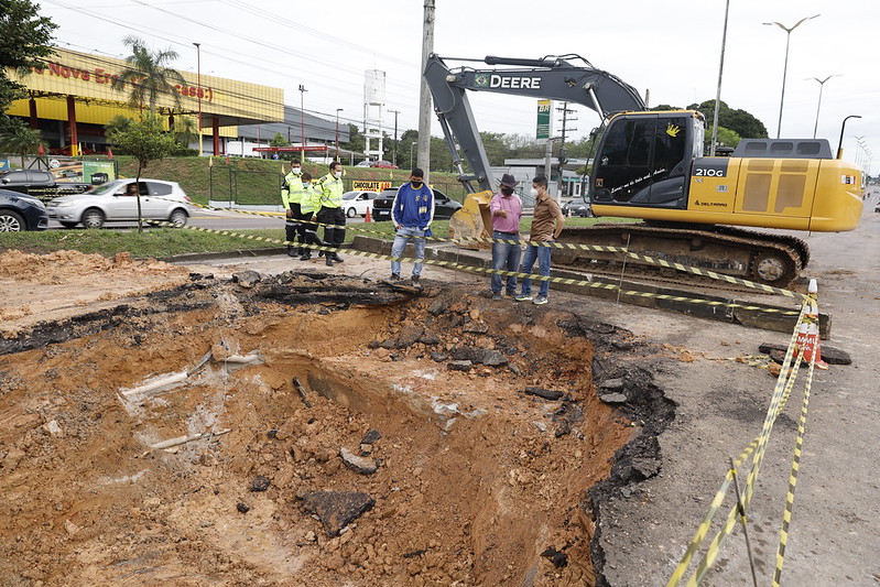 A Prefeitura de Manaus montou uma força-tarefa para sanar o problema ocasionado pelo rompimento da antiga rede de drenagem profunda com mais de 40 anos.