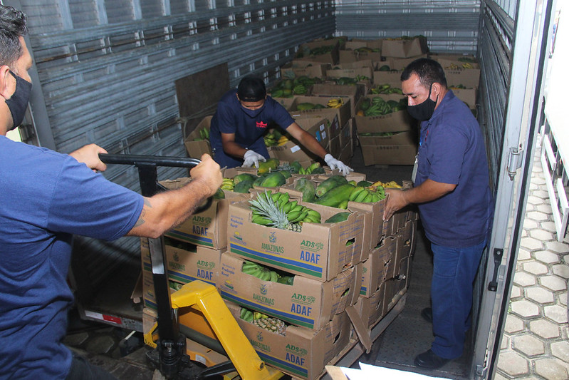 A Prefeitura de Manaus começou a entregar os kits extras de merenda escolar com produtos da agricultura familiar para as crianças.