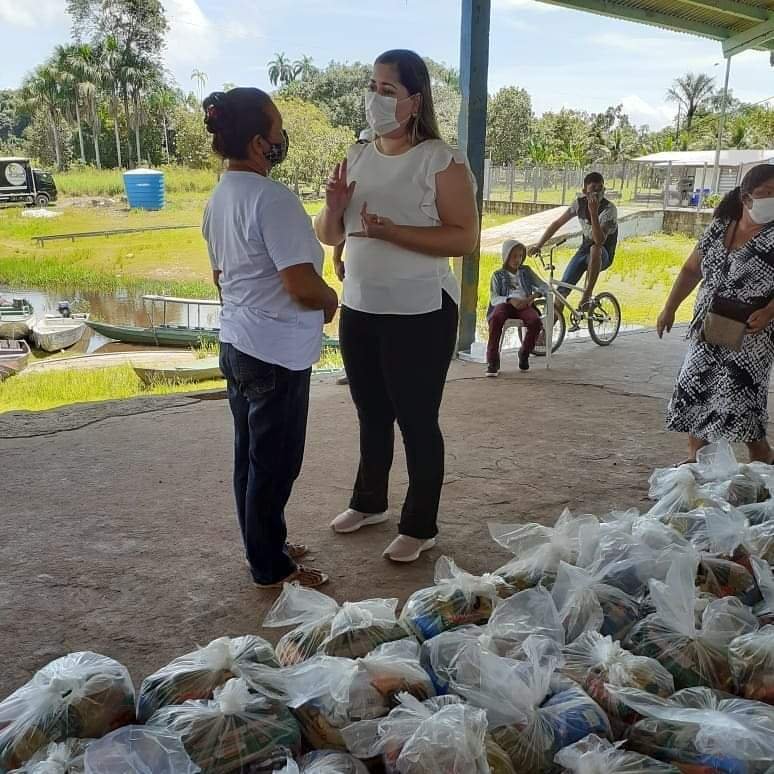 A prefeita Patrícia Lopes entregou cestas básicas para a população economicamente afetada pela pandemia em P. Figueiredo.
