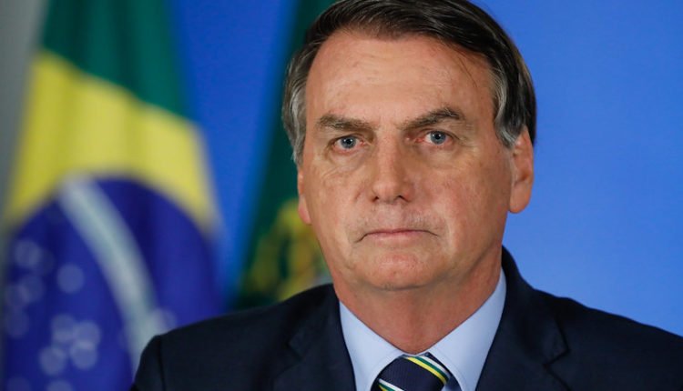 Levantamento feito pelo instituto Ipsos indica que 74% dos brasileiros não estão satisfeitos com os rumos que o país toma, com as decisões de Bolsonaro. 