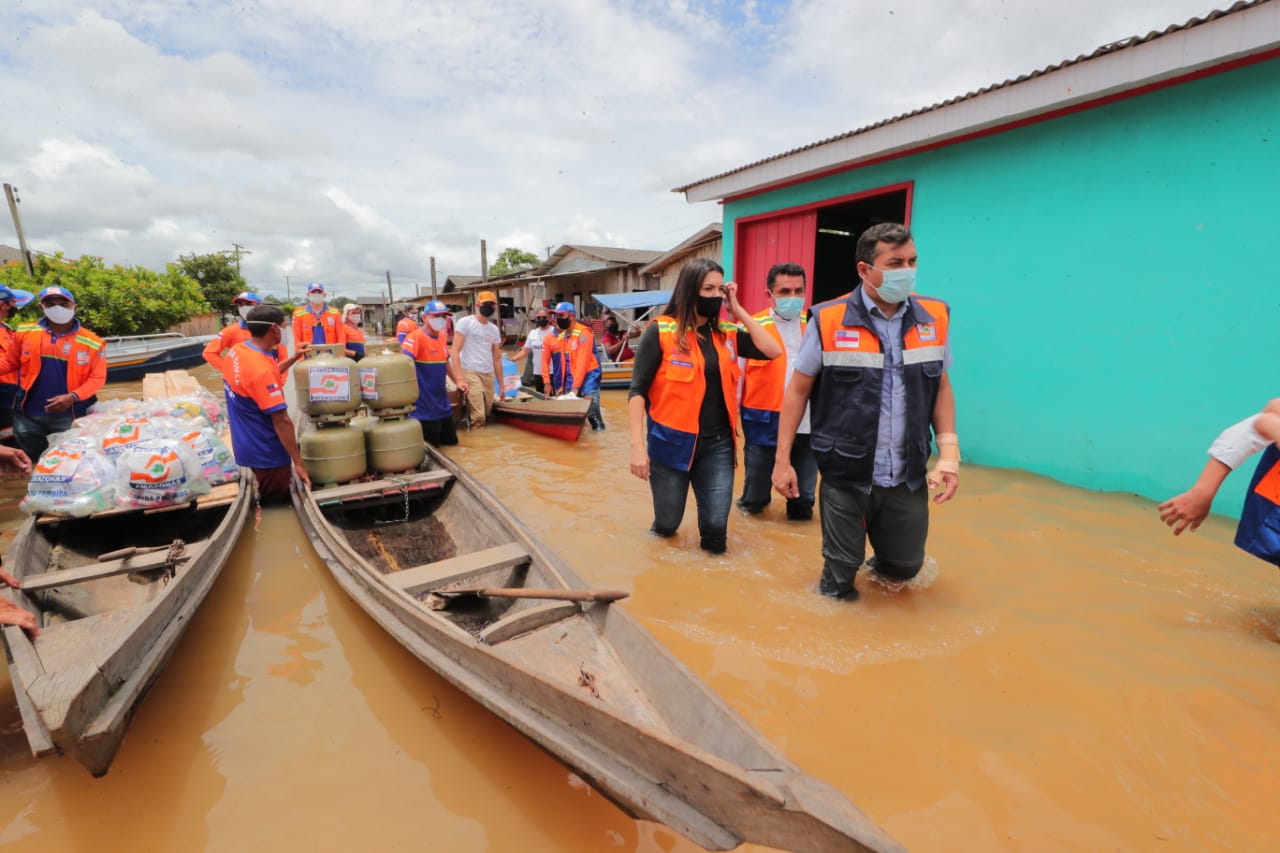 E em Ipixuna, Wilson Lima entrega R$ 450 mil em crédito emergencial e anuncia R$ 500 mil em anistia de dívidas para vítimas da enchente.