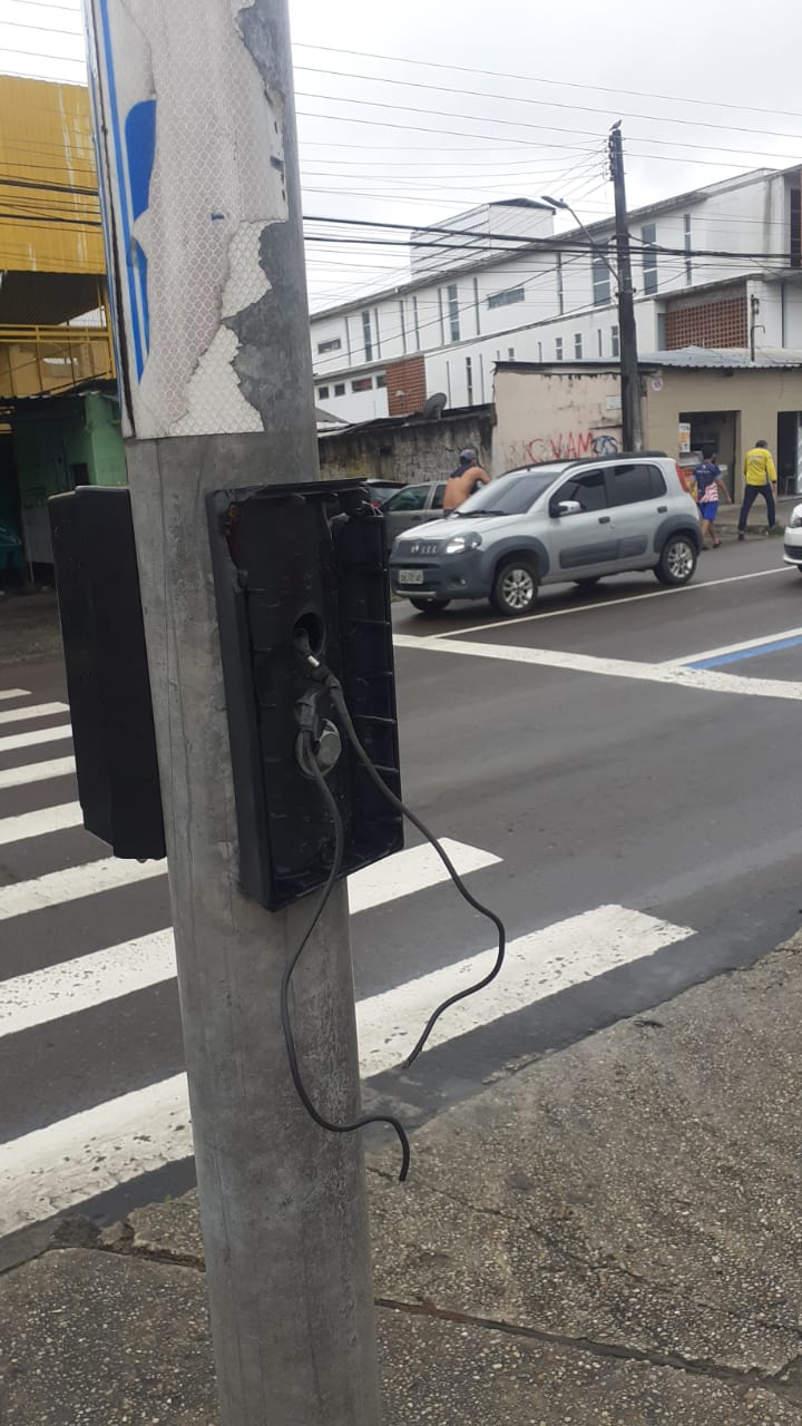 Os prejuízos ocasionados pelo vandalismo em botoeiras para travessia de pedestres já custaram quase R$ 11 mil aos cofres públicos da Prefeitura de Manaus.