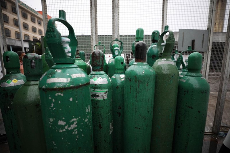 A Ambev começou a adaptar uma fábrica da marca Colorado, em Ribeirão Preto (SP), para produzir e envasar oxigênio hospitalar no combate à pandemia.