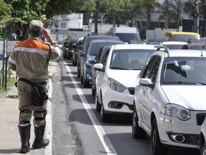 A Prefeitura de Manaus informa que a aplicação de multas pelos agentes de trânsito do IMMU é realizada apenas com a presença física.