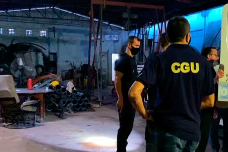 Agentes da Polícia Federal cumprem sete mandados de busca e apreensão na Operação Ínvio que apura fraudes em contratos da Prefeitura de Rio Preto da Eva.