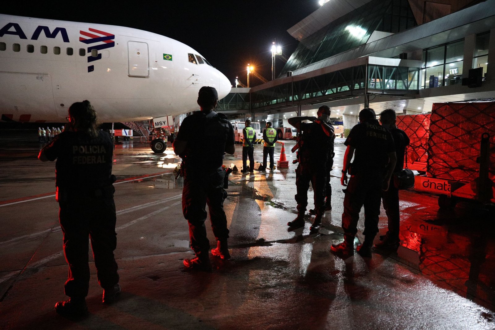 O Governo do Amazonas recebeu, na madrugada desta sexta-feira (30/04), a 15ª remessa de vacinas contra a Covid-19 enviadas pelo Ministério da Saúde.