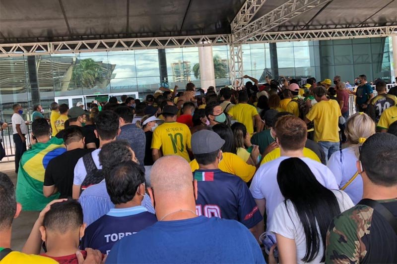 Com gritos de “eu te amo” e “mito”, correria e aglomeração, apoiadores receberam o presidente Jair Bolsonaro no Centro de Convenções Vasco Vasques.