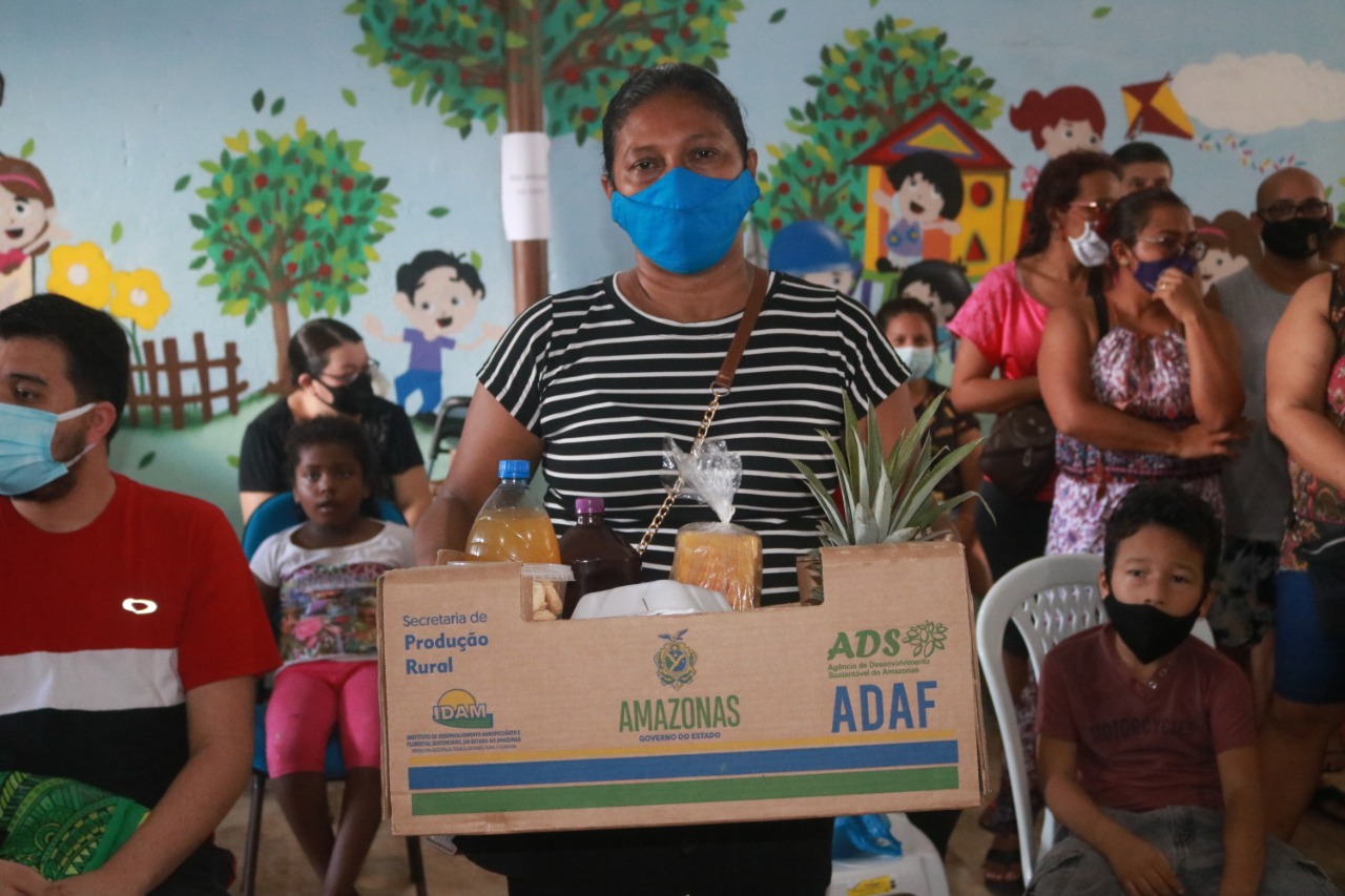 Diversas instituições sociais que atendem grupos em vulnerabilidade social cadastradas pelo Governo do AM, receberam a doação de kits de alimentos.