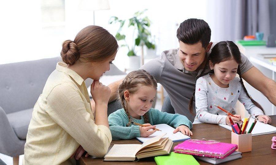 Parents Helping Their Daughters With Homework At Table Indoors Educação domiciliar será tema de audiência pública na Aleam