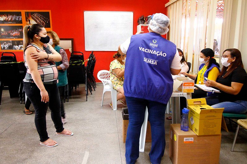 A Prefeitura de Manaus começou nesta segunda-feira, 10/5, a aplicação da vacina Pfizer para grávidas e puérperas (mães com até 45 dias pós-parto).
