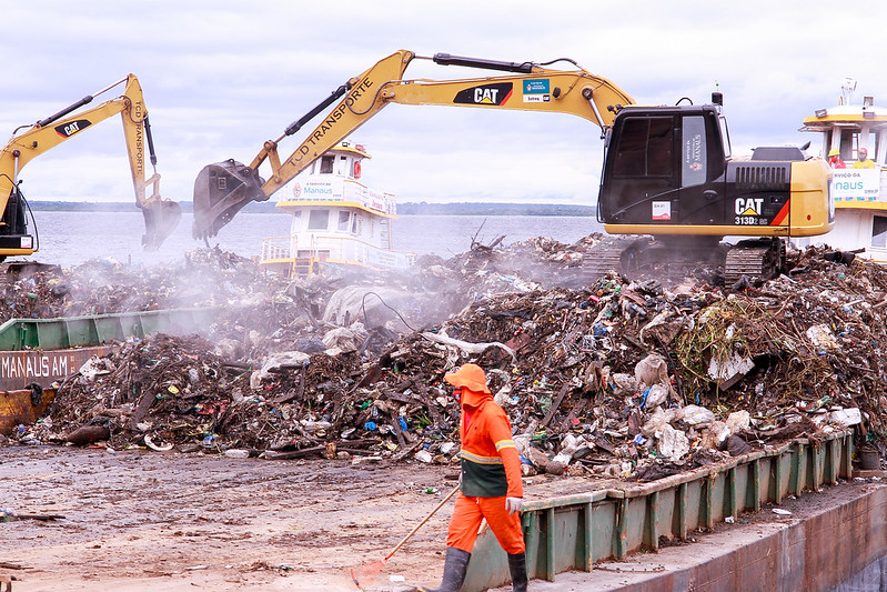 O prefeito de Manaus, David Almeida, acompanhou na manhã deste domingo, 16/5, o transbordo de 600 toneladas de resíduos sólidos, re.tirados do rio Negro.