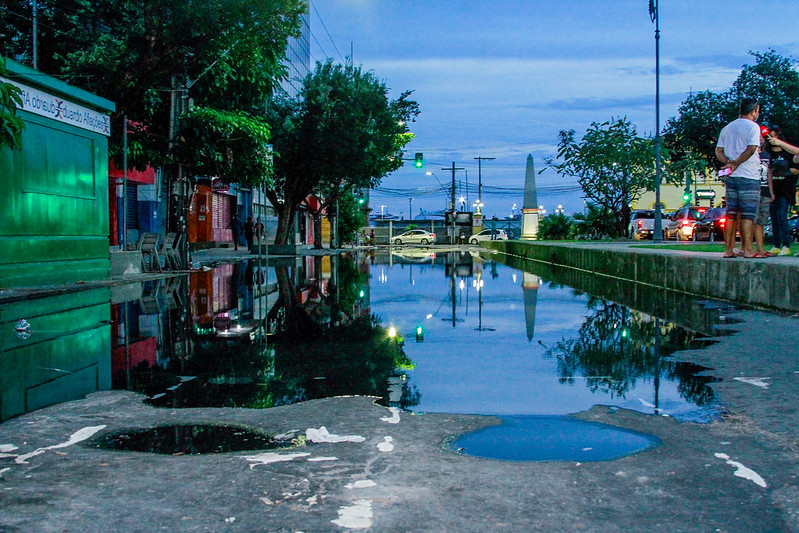 Manaus inicia a construção de pontes de madeira, no trecho da avenida Eduardo Ribeiro, viabilizando a circulação comprometida pela cheia do rio Negro.