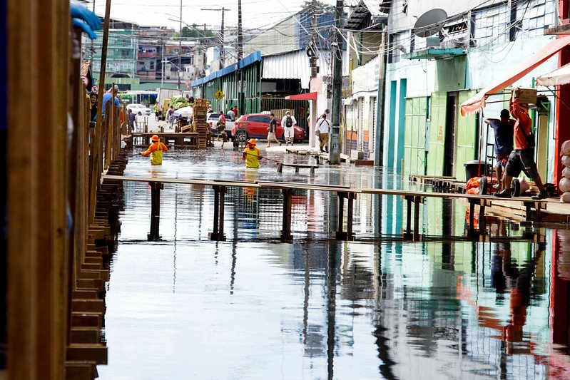 A Prefeitura de Manaus, via Casa Militar e Defesa Civil, em parceria com a Águas de Manaus, começou a aplicação de 1,5 tonelada de óxido de cálcio.