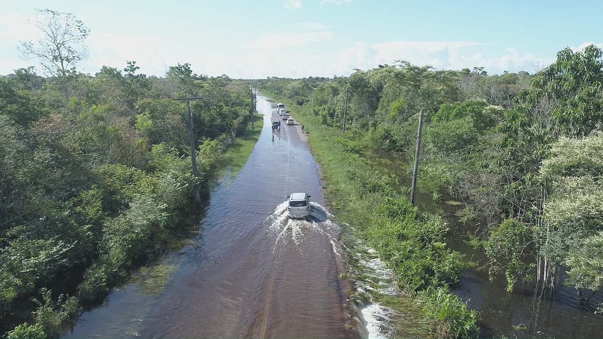 A BR-319 pode ser interditada a qualquer momento. E o motivo desta vez é a cheia do rio Solimões, e não a histórica lama que domina a rodovia.