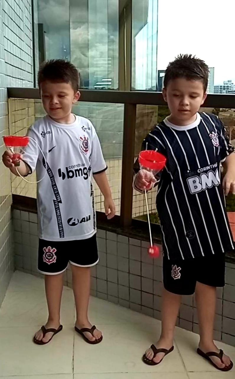 Com materiais como garrafas pet, cordão, tesoura e fita adesiva, alunos construíram os seus próprios brinquedos bilboquês.