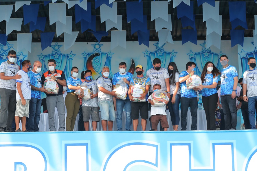 Wilson Lima, visitou os currais dos bois Caprichoso e Garantido, para entregar kits com alimentos aos artistas dos bumbás.