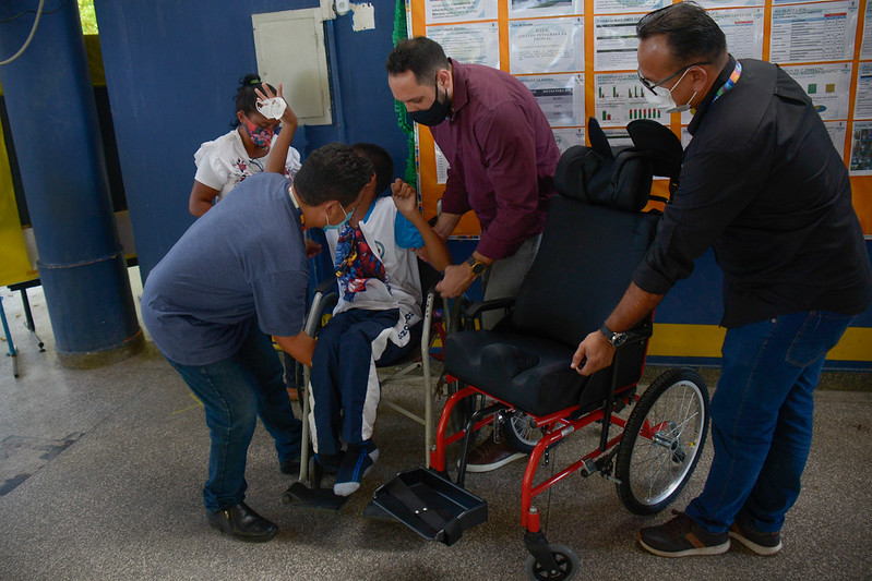 A Prefeitura de Manaus, por meio da Semed, entregou duas cadeiras de rodas para alunos inclusos da escola municipal Almeron.