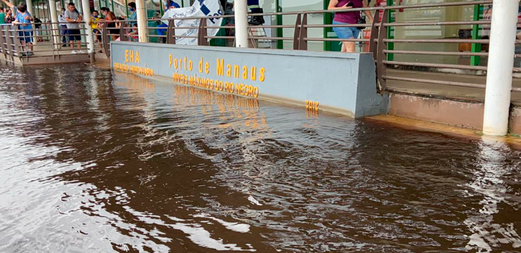 Após atingir 30,02 metros e superar a maior cheia de toda a história, o nível do rio Negro, em Manaus, já desceu 25 centímetros