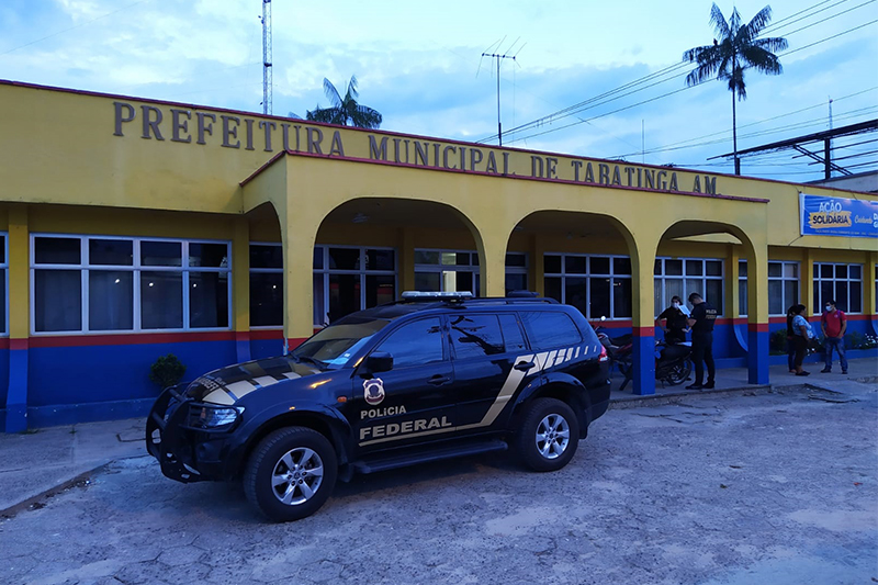 A Polícia Federal cumpre 18 mandados de busca e apreensão e 12 medidas cautelares de afastamento de cargos na Prefeitura de Tabatinga.