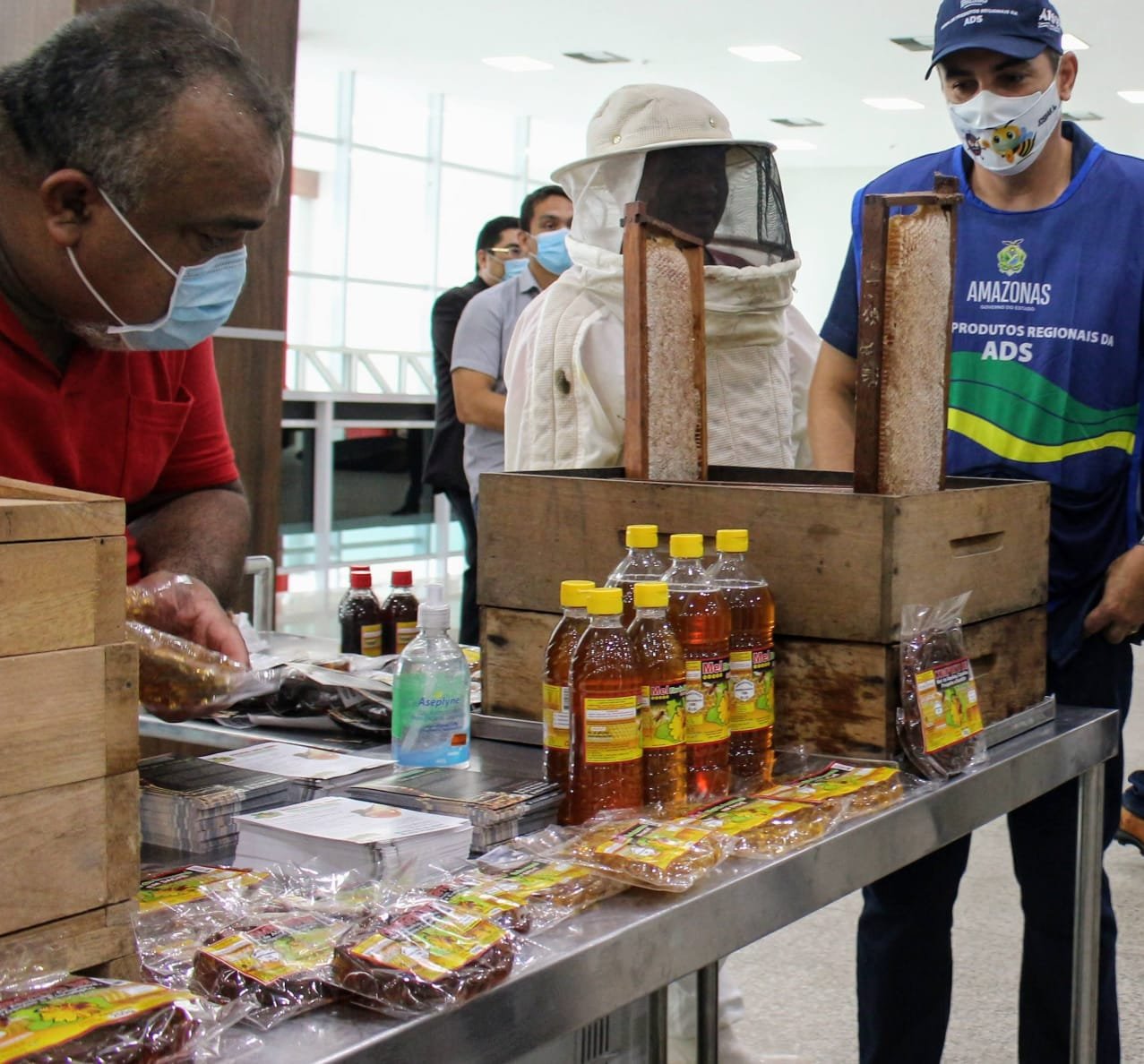 A Secretaria de Estado de Produção Rural (Sepror), juntamente com a Agência de Desenvolvimento Sustentável (ADS), receberam, nesta terça-feira (20/07), representantes de sete associações de produtores rurais, para debater e ampliar a comercialização de produtos orgânicos da agricultura familiar no Amazonas.