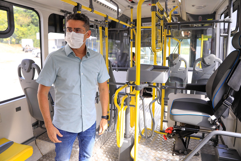 O prefeito de Manaus David Almeida anunciou a aquisição de 30 novos ônibus intermediários e dez elétricos. 