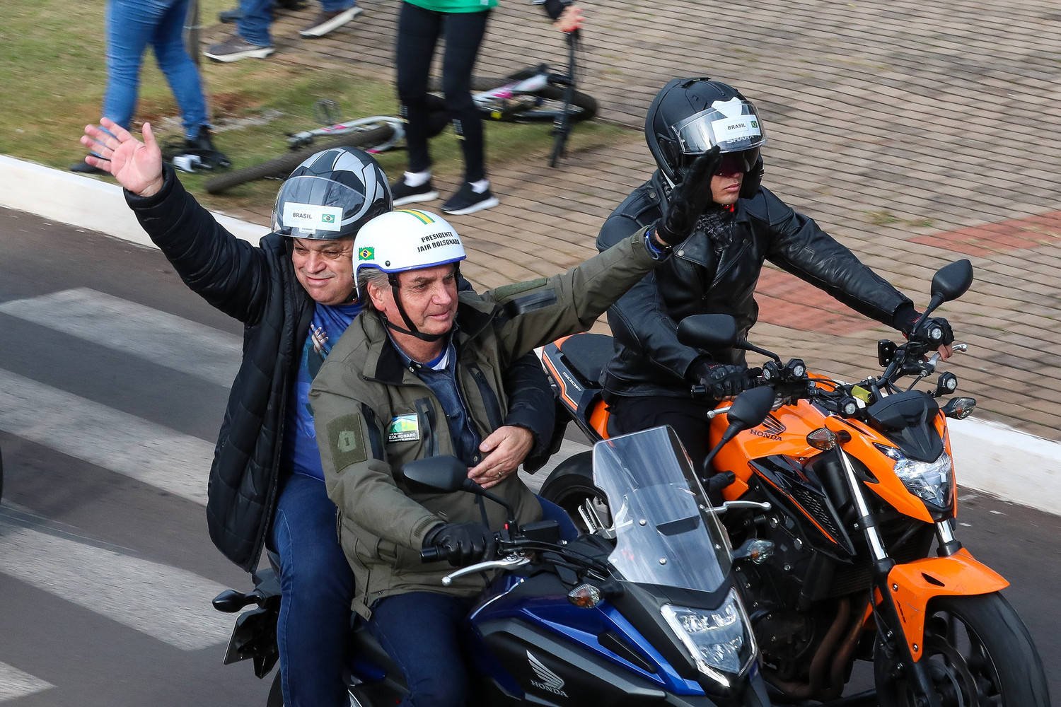 O presidente Jair Bolsonaro participou de passeio de moto em Florianópolis na manhã de hoje (7).