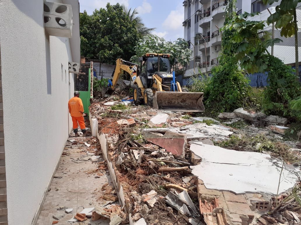 Três edificações irregulares construídas no meio da rua Rei Artur, bairro Parque 10 de Novembro, zona Sul, foram demolidas.