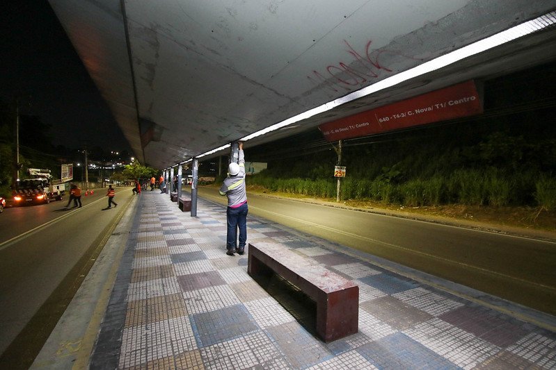 A Prefeitura de Manaus fiscalizou a instalação da nova iluminação LED nas paradas e plataformas de ônibus da zona Norte.