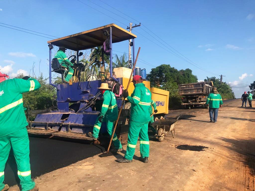 O Governo do Amazonas, por meio da Seinfra, está executando a obra de pavimentação da estrada Coari-Itapéua, situada no município de Coari.