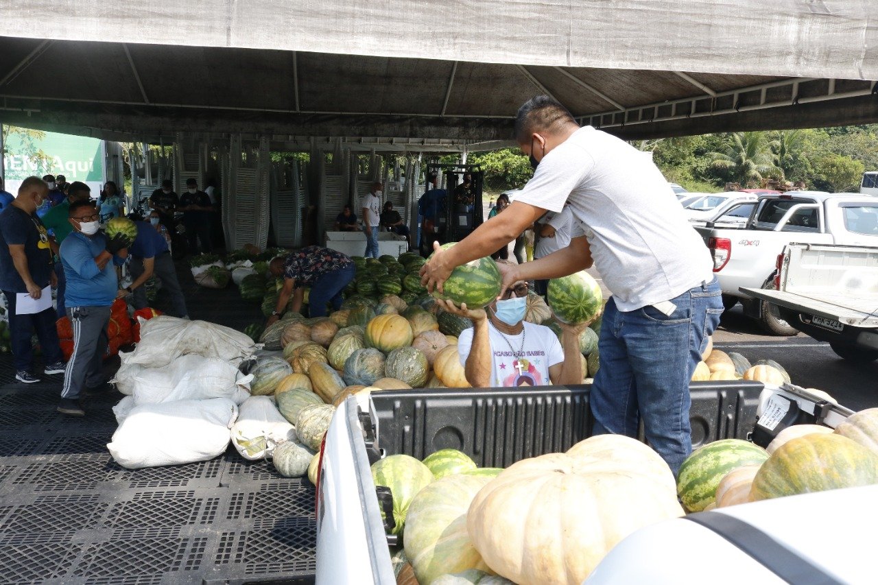 O Governo do Amazonas, pagou R$ 891.780,00 a 151 agricultores familiares de 33 municípios, pela aquisição de 371 toneladas de alimentos.