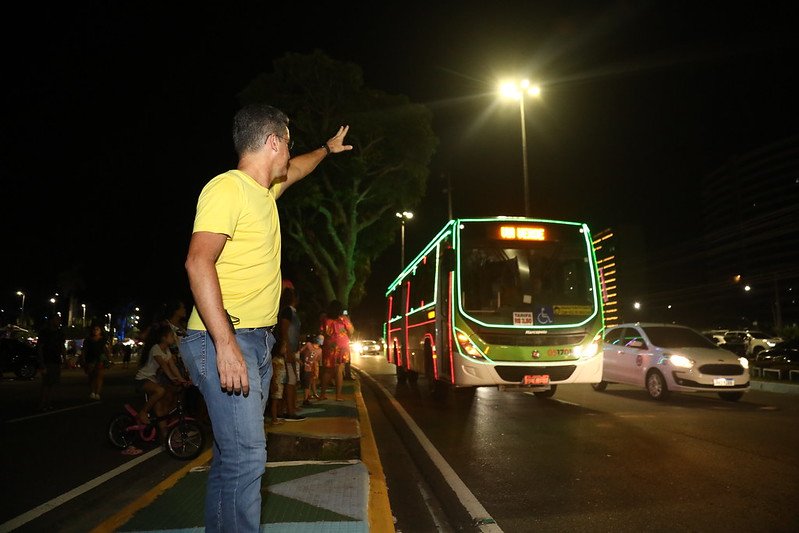 45 veículos decorados com luzes de LED irão circular pela cidade, integrando a decoração do 