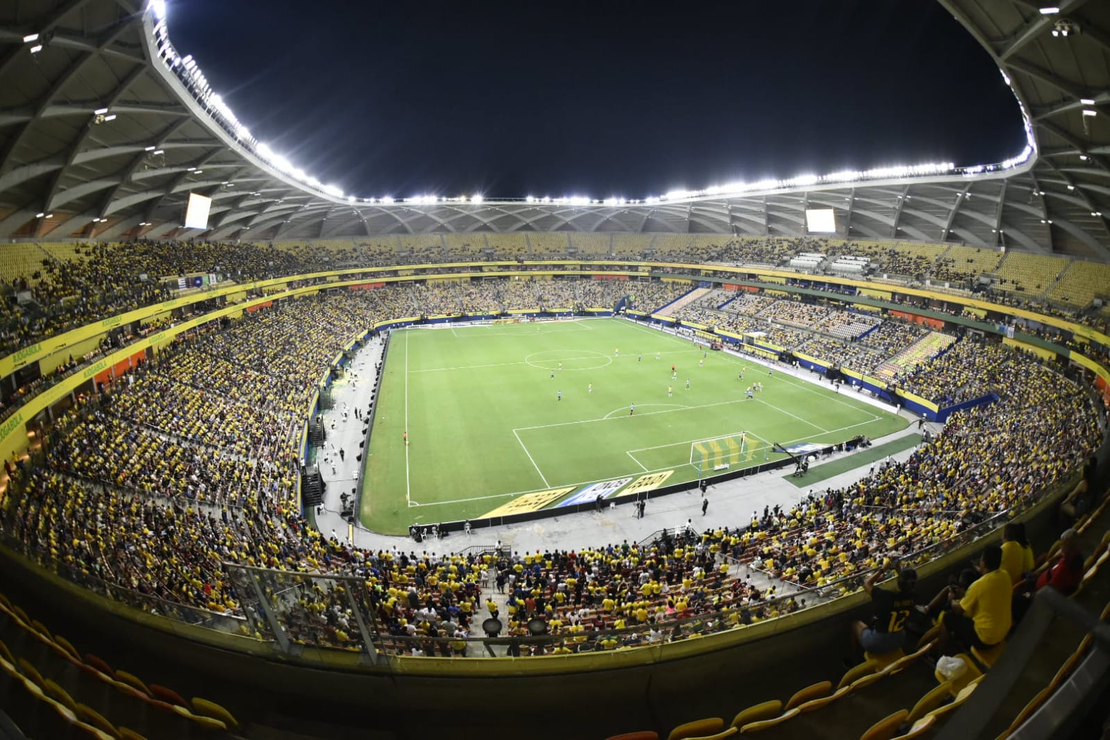 Com o incentivo e o calor de 12.528 amazonenses, o Brasil goleou o Uruguai na noite desta quinta-feira por 4 a 1, na Arena da Amazônia.